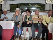 ダムに向けトローリーバスで移動中