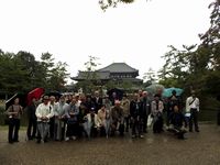 東大寺をバックに