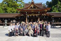 多賀大社をバックに記念写真の1枚