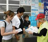 若い家族に声をかける