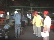 作業場を訪問する役員(右)