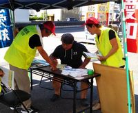 アンケートに答える職人