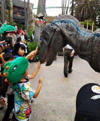 可愛い恐竜をナデナデ