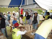 熱心に指導する役員