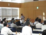 熱心に話す講師