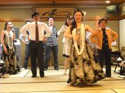 一緒に踊ってフラダンスの勉強