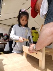 一生懸命に金づちを使う女の子