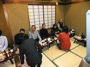 楽しい会話で盛り上がっています