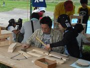 夢中でミニ椅子づくりをする親子