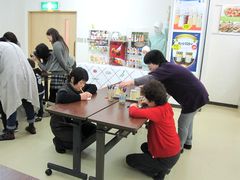 皆さん夢中でラベルをデザインしています