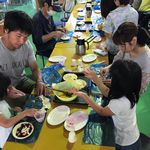 パイ作りに和気あいあい