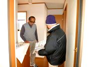 内装工の方に説明をする役員（右）