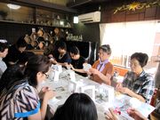 真剣な眼差しで作業しています