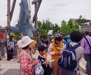 &nbsp;園内は大勢の人混み