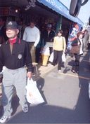 たくさんのお土産を手に