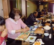 美味しそうおなカニをほうばっています