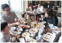 テーブルいっぱいにお皿が並んでいます