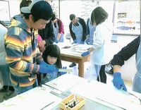 パパと一緒に作業中です