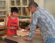 真剣な眼差しで作業する男の子