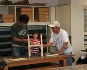 親子に優しく指導する役員（右）