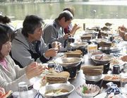 モクモクとカニを頬張っています