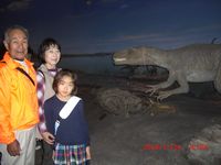 恐竜の前でハイチーズ