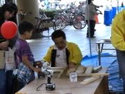 熱心な指導の役員(右)