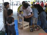 大忙しの役員(右)