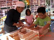 子どもたちに、優しく指導する役員