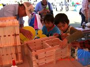 夢中に作業している子ども