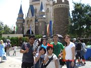 シンデレラ城の前で…