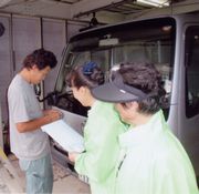 &nbsp;現場へ訪問し組合説明をする女性役員