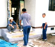 職人さんに話しかける役員(中・右)