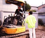 現場を訪問し話しかける役員(右)