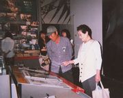 &nbsp;真剣な眼差しでパネルを見学