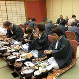 懇親会食事風景