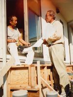 建設現場に訪問し、組合制度を説明する役員(右)