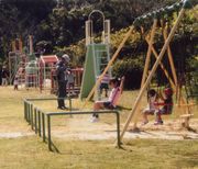 公園のブランコで遊ぶ子供たち