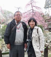 満開の梅をバックにハイチーズ