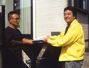 組合員宅へ訪問する宮上支部長（右）