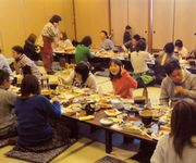 &nbsp;テーブルに乗りきらんばかりの料理