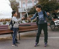 兄弟でちゃんばらごっこ