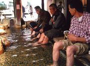 足湯に浸かってリフレッシュ