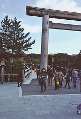 大勢の人がいる伊勢神宮