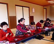 笑いの中にも真剣に作業を