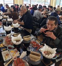 カニを頬張っています