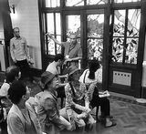 大広間ステンドグラス前にて