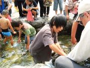 大はしゃぎお鮎つかみ取り