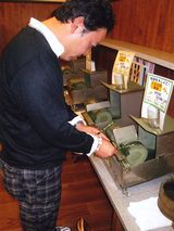 箸のけずり体験をしています