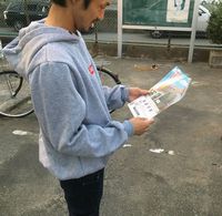 興味深く組合パンフレットを見入る職人